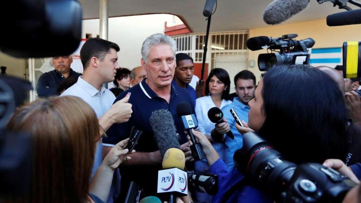 El gobernante de Cuba, Miguel Díaz-Canel, ofrece declaraciones este domingo a su llegada a un colegio electoral para votar en el referendo sobre la nueva Constitución, en La Habana (Cuba).