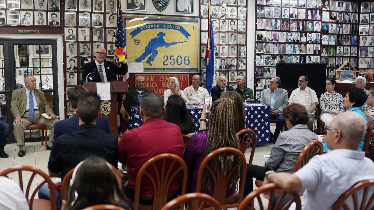 Orlando Gutiérrez, del Directorio Democrático Cubano, y otros miembros del exilio hablan en una conferencia de prensa realizada en las oficinas de la Brigada 2506, previo a la reunión de miembros del exilio con el presidente de la Universidad de Miami, Julio Frenk, sobre el futuro del Instituto de Estudios Cubanos y Cubanoamericanos.