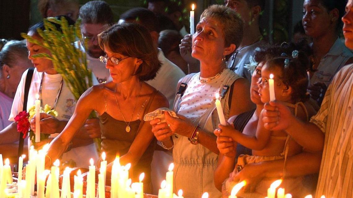 
Un grupo de fieles reza en la iglesia de Las Mercedes en La Habana en esta foto de archivo.


