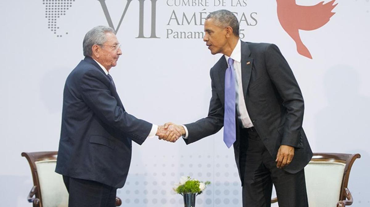 El histórico apretó de manos entre el gobernante cubano Raúl Castro y el presidente estadounidense Barack Obama, en abril de 2015 en Ciudad de Panamá.