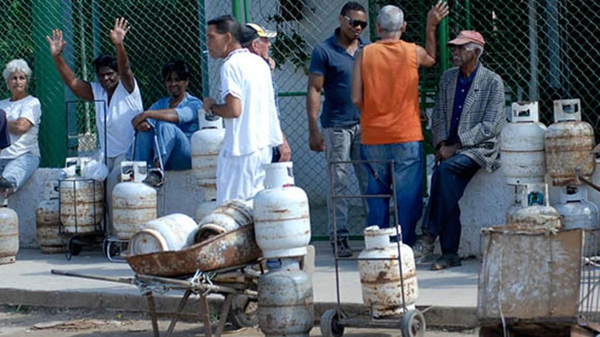 Cubanos esperan frente a un punto de venta de gas licuado en La Habana.