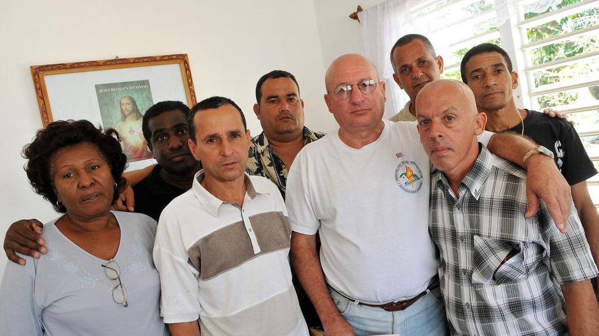 Imagen de archivo de marzo de 2011 que muestra al opositor cubano Félix Navarro (2 d), en su casa con otros disidentes en el poblado de Perico, en la provincia de Matanzas.