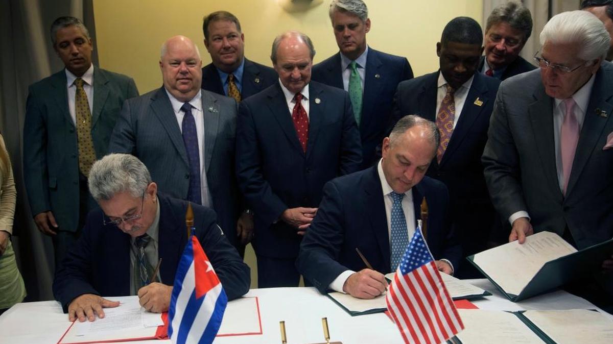 Manuel Pérez, director general de la Administración Nacional Cubana del Puerto (izq.) y el gobernador de Louisiana Bel Edwards, durante la ceremonia de la firma del acuerdo bilateral.