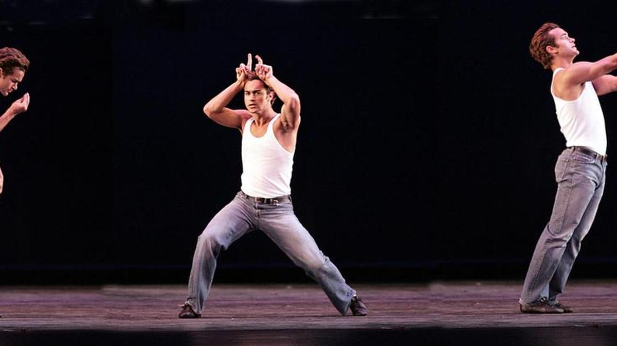 
El bailarín estadounidense Rasta Thomas, considerado uno de los mejores de su generación, actuará por primera vez en Cuba como parte de la temporada de la compañía Danza Contemporánea de Cuba.
