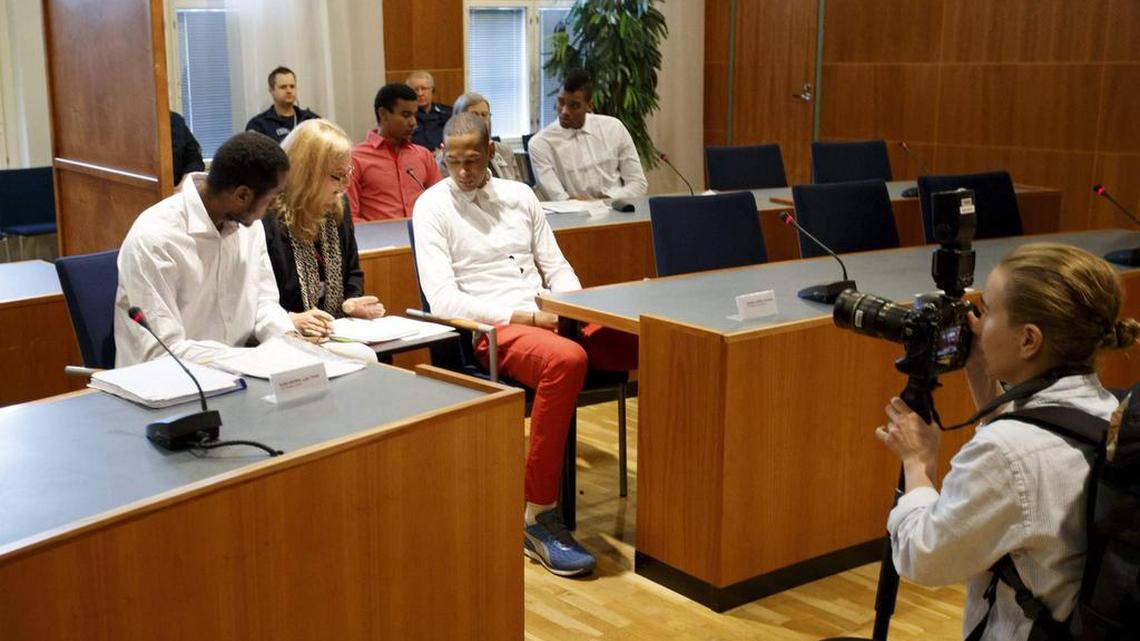 Esta fotografía tomada el 29 de agosto de 2016 a la corte de Tampere, Finlandia, muestra a los jugadores de voleibol del equipo nacional de Cuba acusados de violación.