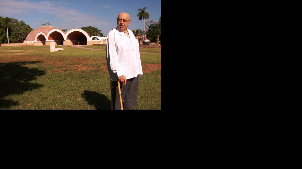 
Ricardo Porro concibió los proyectos y dirigió las obras de la Escuela de Artes Plásticas (foto) y de Danza Moderna, de Escuelas Nacionales de Arte, en Cubanacán, en las afueras de La Habana. 
