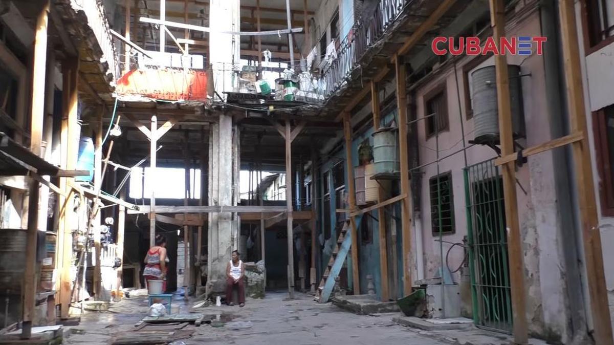 Edificio en Zanja 668, en Centro Habana, en peligro de derrumbe.
