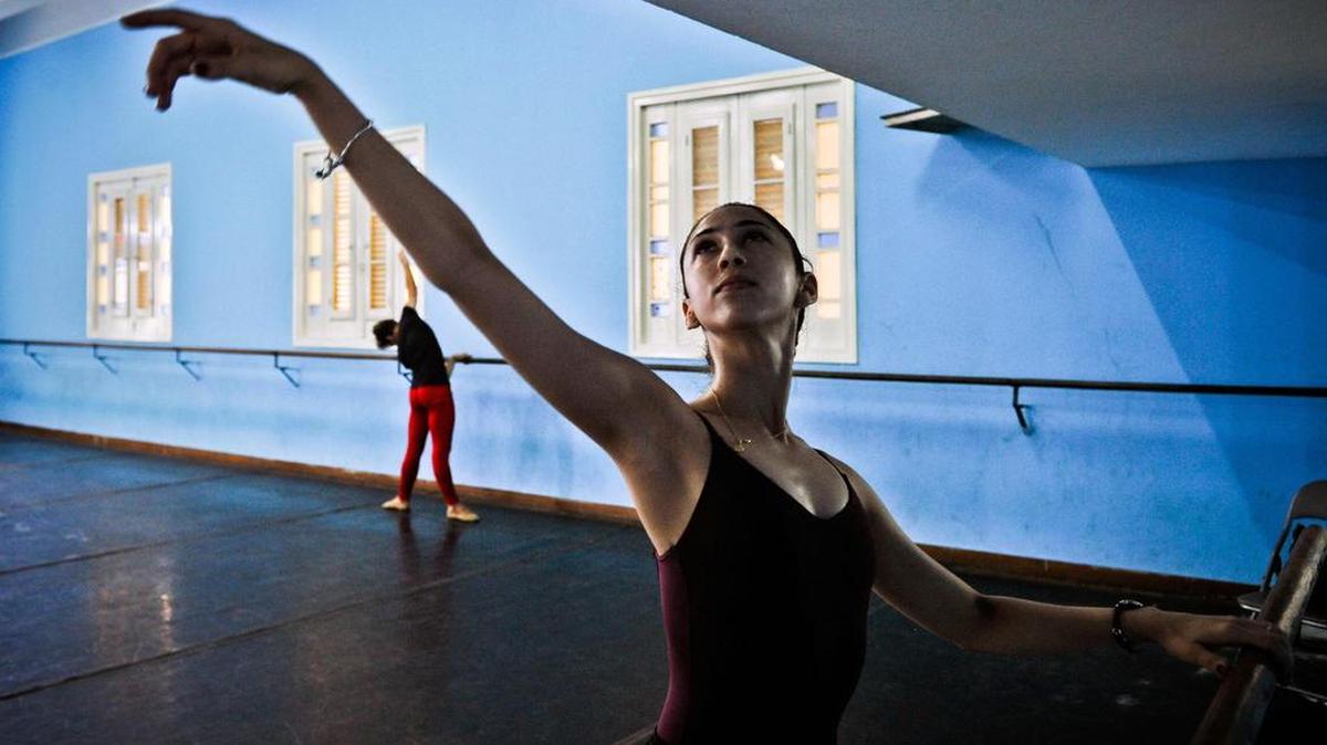Una bailarina de ballet nacional de Cuba se ejercita durante una clase en La Habana, Cuba el 20 de diciembre de 2016.