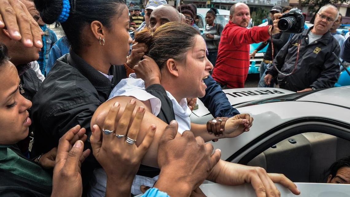 Una miembro de las Damas de Blanco en el momento de ser arrestada en La Habana en diciembre.