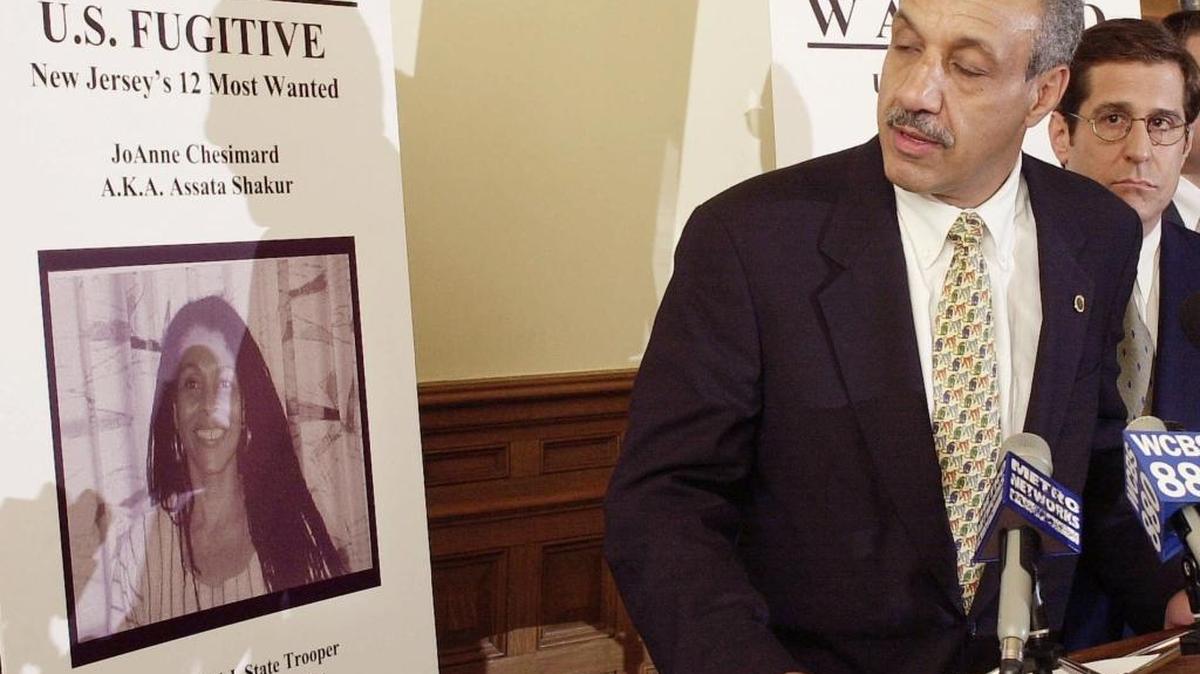 Carson Dunbar, coronel de la policía de Nueva Jersey, observa un afiche de ‘se busca’ de Joanne Chesimard, condenada por el asesinato de un policía de Nueva Jersey. Dunbar habla con la prensa en el 2001 sobre Chesimard, fugitiva de la justicia norteamericana que permanece en Cuba.