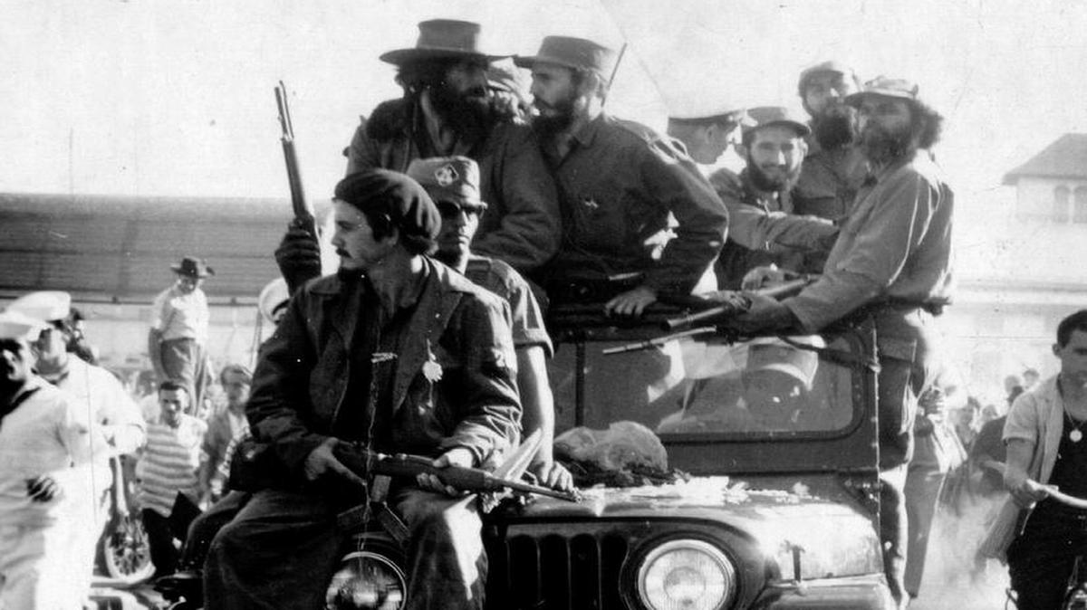 El líder cubano Fidel Castroentrando en La Habana junto a Camilo Cienfuegos el 8 de enero de 1959.