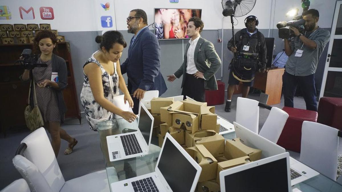 Google ya construyó el estudio, equipado con computadoras portátiles, teléfonos celulares y decenas de lentes de realidad virtual en el estudio de Alexis Leiva Machado, un escultor conocido como Kcho