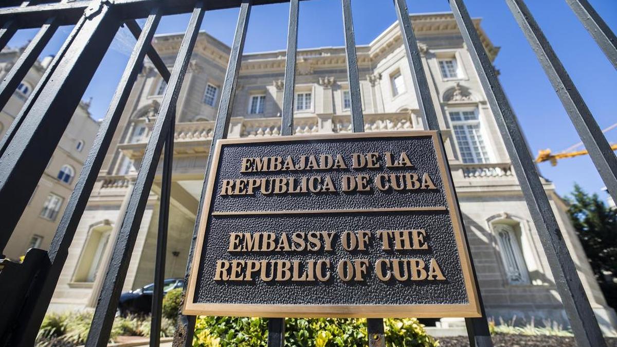 Vista el martes 3 de octubre de 2017, de la fachada de la embajada cubana en Washington, DC.