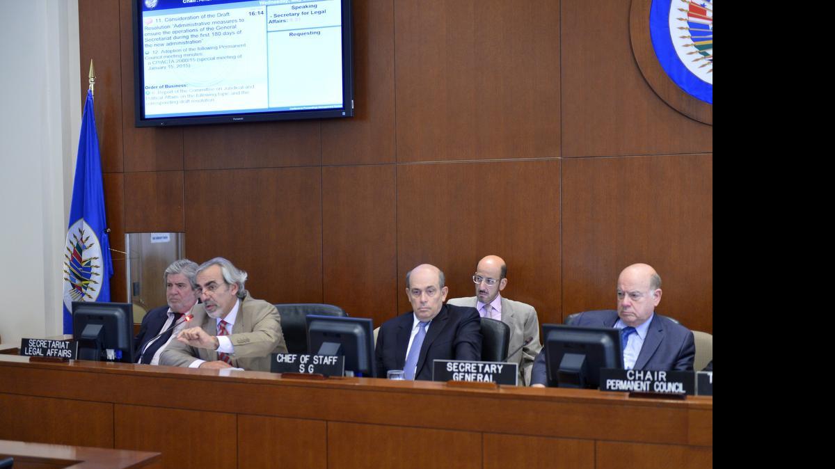 
Fotografía cedida por la Organización de Estados Americanos (OEA) del exsecretario de la OEA José Miguel Insulza (d) durante un acto el viernes 22 de mayo de 2015 en la sede de la organización en Washington (EEUU). Insulza se despidió desde la Organización de Estados Americanos (OEA), tras diez años de gestión como secretario general, con una defensa del diálogo y la soberanía estatal ante los conflictos del continente. "Esta organización es de todos los miembros por igual. Eso está claro para casi todos menos para algunos nostálgicos de la Guerra Fría, que dicen que la OEA ya no interviene como lo hizo en otros momentos", dijo Insulza ante el Consejo Permanente del organismo, reunido hoy en sesión protocolaria en Washington. "Ahora -aseveró-, el único camino es el de la inclusión, el diálogo y la cooperación". 
