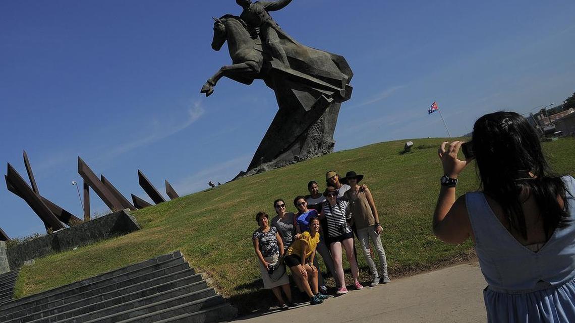 Turistas posan en la Plaza de la Revolución Antonio Maceo en Santiago de Cuba.