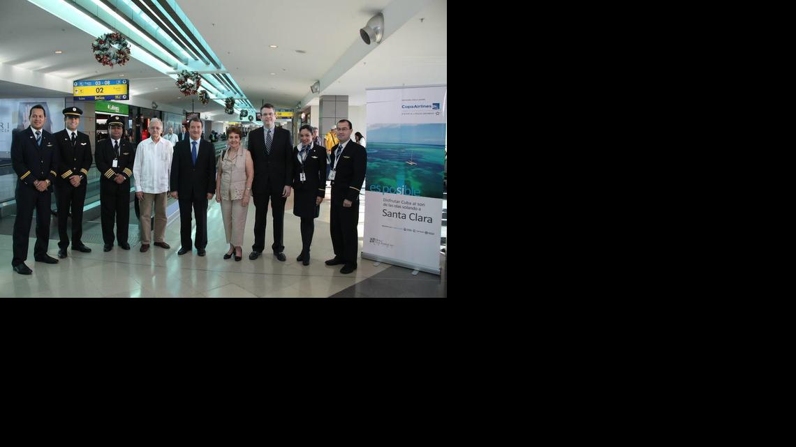 
Fotografía cedida de Alberto García, 2do jefe de misión de la Embajada de Cuba en Panamá (4-i); Néstor González, vice ministro de Comercio Exterior de Panamá (5-i); Hilda García, cónsul consejero de Cuba en Panamá (6-i); Pablo De La Guardia, director senior de Relaciones con Gobiernos y Alianzas de Copa Airlines (7-i) posan acompañados de miembros de la tripulación técnica y auxiliar de Copa Airlines hoy, martes 9 de diciembre de 2014, durante la inauguración de la nueva ruta de Copa en La Habana (Cuba). La aerolínea panameña estrenó hoy una nueva ruta en Cuba que enlazará una veintena de ciudades latinoamericanas con la ciudad central de Santa Clara, desde donde se podrá acceder al cayo de Santa María, uno de los principales focos de atracción turística de la isla.
