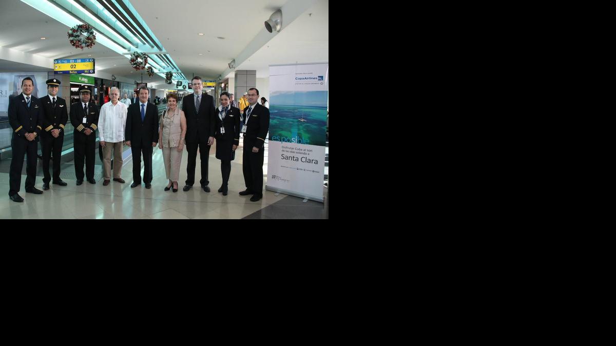 
Fotografía cedida de Alberto García, 2do jefe de misión de la Embajada de Cuba en Panamá (4-i); Néstor González, vice ministro de Comercio Exterior de Panamá (5-i); Hilda García, cónsul consejero de Cuba en Panamá (6-i); Pablo De La Guardia, director senior de Relaciones con Gobiernos y Alianzas de Copa Airlines (7-i) posan acompañados de miembros de la tripulación técnica y auxiliar de Copa Airlines hoy, martes 9 de diciembre de 2014, durante la inauguración de la nueva ruta de Copa en La Habana (Cuba). La aerolínea panameña estrenó hoy una nueva ruta en Cuba que enlazará una veintena de ciudades latinoamericanas con la ciudad central de Santa Clara, desde donde se podrá acceder al cayo de Santa María, uno de los principales focos de atracción turística de la isla.
