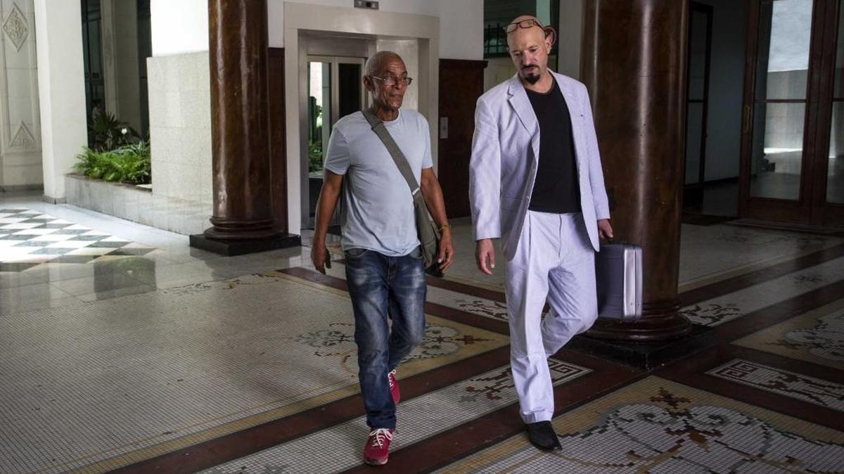 Charles Hill (izquierda), fugitivo estadounidense que vive en Cuba, y su abogado Jason Flores Williams, después de una entrevista en La Habana, Cubal el 10 de junio del 2016. Hill, de 66 años y solicitado por el asesinato en 1971 de un policía estatal de Nuevo México, dijo a The Associated Press que contactos cubanos le aseguraron recientemente que no corre riesgo de que lo extraditen.