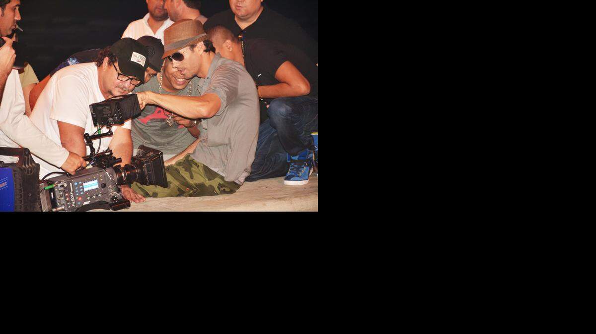 
El director de fotografía y video Alejandro Pérez, durante la grabación del tema ‘Bailando’, con Enrique Iglesias y Gente de Zona.
