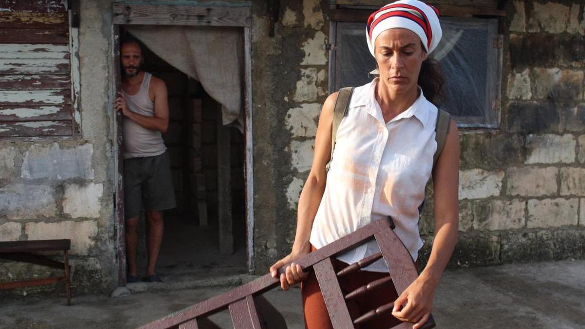 Eduardo Martínez y Lola Amores en una escena de la película “Santa y Andrés”, del director cubano Carlos Lechuga.