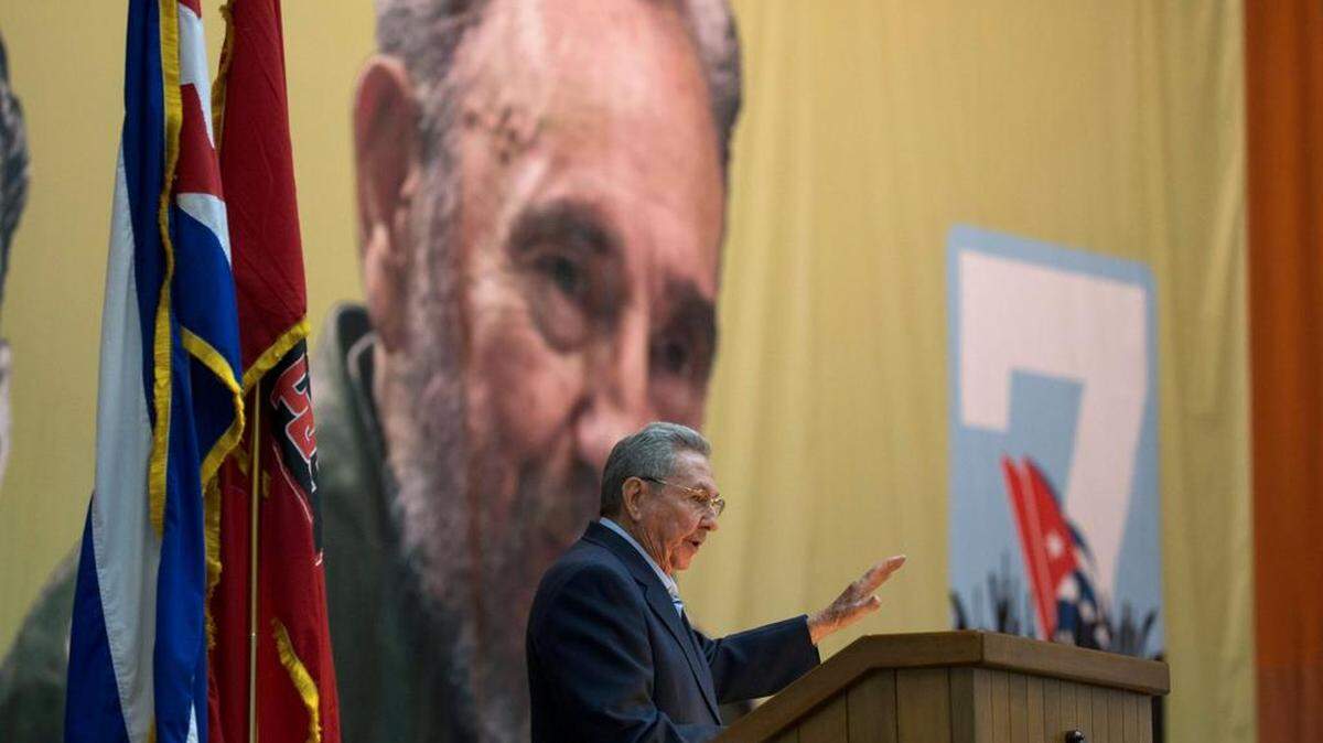 El gobernante Raúl Castro dando un discurso durante la apertura del VII Congreso del Partido Comunista de Cuba (PCC) en el Palacio de Convenciones de La Habana, el 16 de abril de 2016.