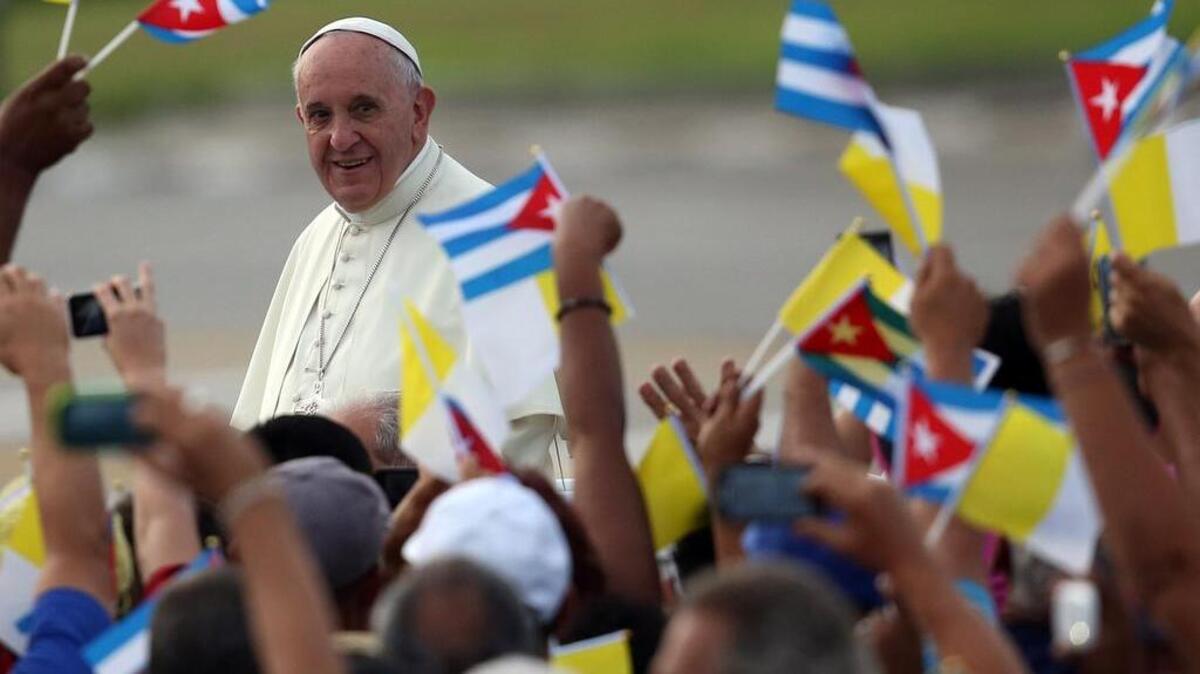
El papa Francisco es recibido por un mar de banderas a su llegada a la Plaza de la Revolución, donde ofició misa el 20 de septiembre.
