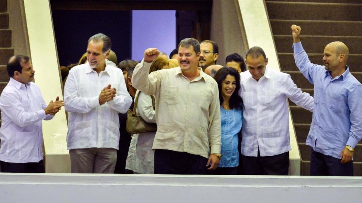 Los líderes de la Red Avispa libres en Cuba, de izquierda a derecha: Fernando González, René González, Ramón Labañino, Antonio Guerrero y Gerardo Hernández en la sesión anual de la Asamblea Nacional del Poder Popular en La Habana el 20 de diciembre del 2014.