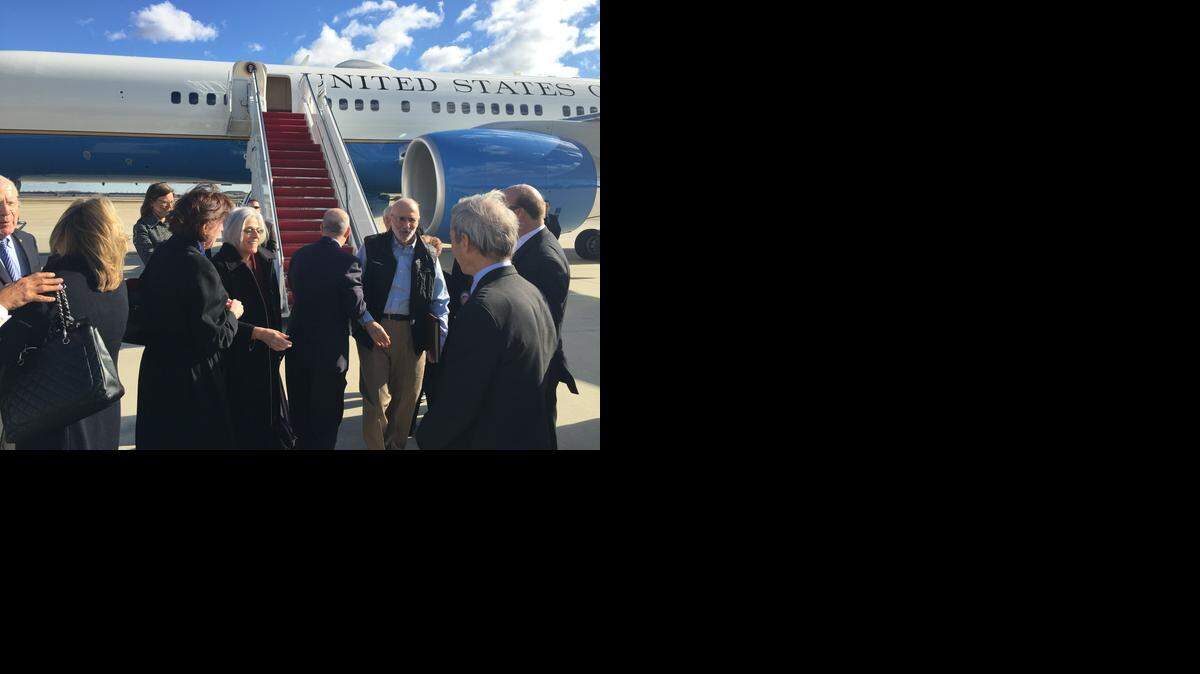 
El momento en que Alan Gross llega a EEUU el miércoles, en una imagen tomada por el senador federal Jeff Flake, republicano por Arizona,y enviada por Twitter. 

