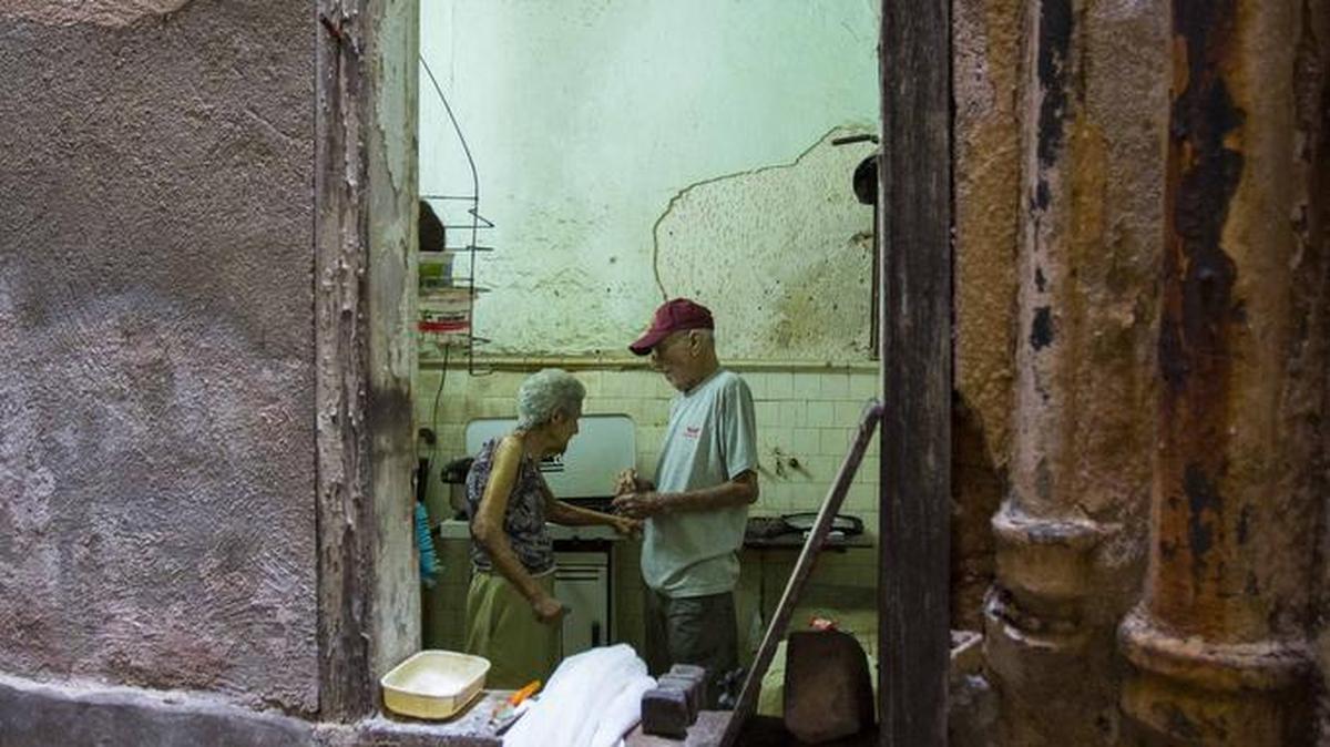 Una pareja de ancianos en su casa en La Habana en esta foto de archivo de abril del 2016.