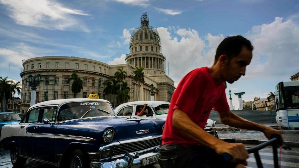 Un hombre pedalea una bicicleta cerca del Capitolio cubano en La Habana, el viernes.