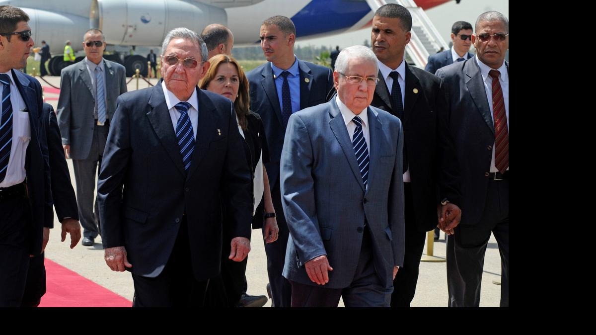 
El gobernante de Cuba, Raúl Castro (izq.), es recibido por el presidente del Senado de Algeria, Abdelkader Bensalah, el domingo.
