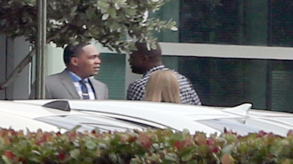 Miembros de la delegación cubana al salir el 4 de febrero del 2016 de las instalaciones del edificio de USCIS en Miami.