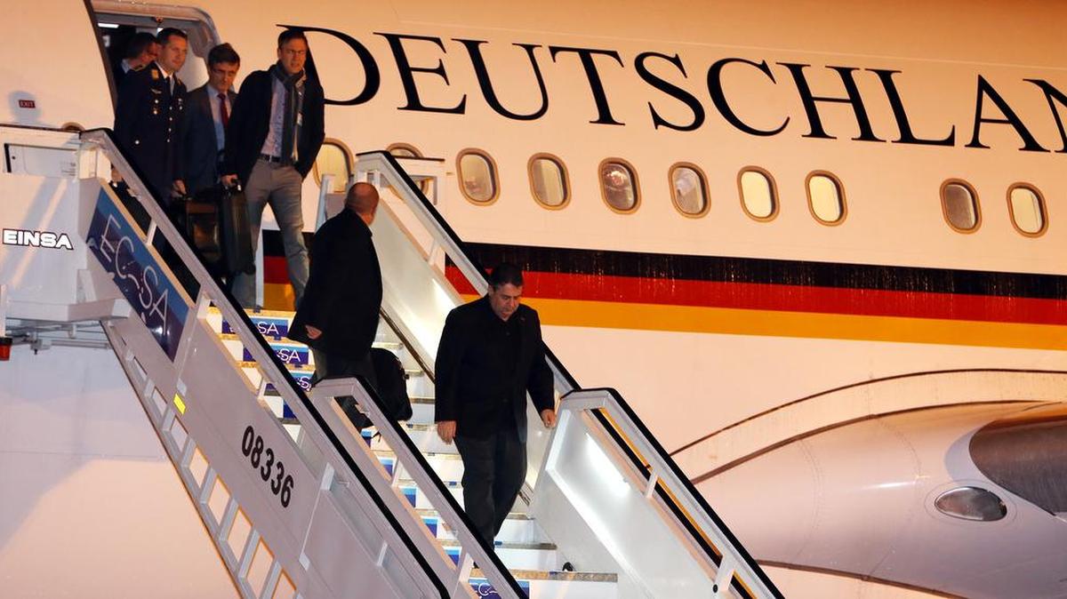 El ministro alemán de Economía, Sigmar Gabriel (d), arriba a La Habana (Cuba) hoy, miércoles 6 de enero de 2016, para una visita oficial de dos días a la isla. Gabriel llegó hoy a Cuba, acompañado de una delegación de 60 empresarios, para estudiar oportunidades de negocios e impulsar el comercio bilateral.