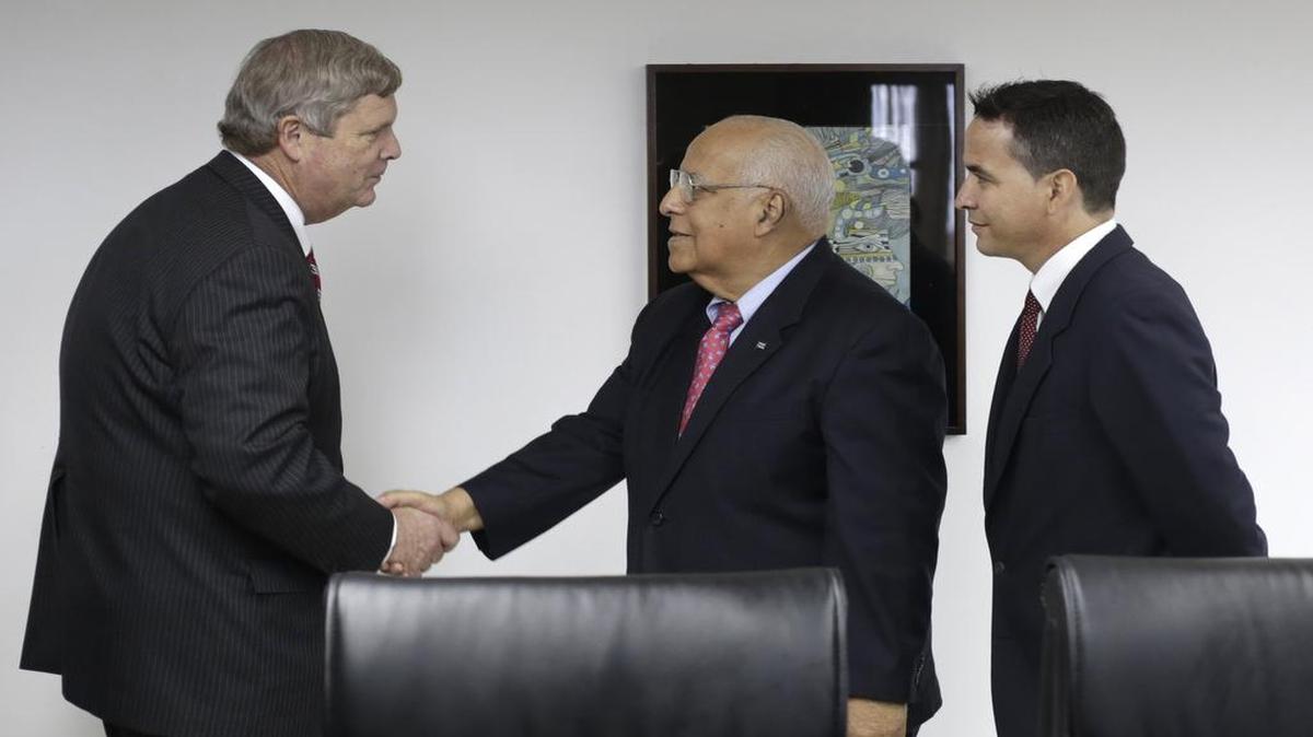 El secretario de agricultura de Estados Unidos Thomas Vilsack (i) se reúne con el vicepresidente cubano Ricardo Cabrisas (d), el miércoles 11 de noviembre, en La Habana (Cuba).