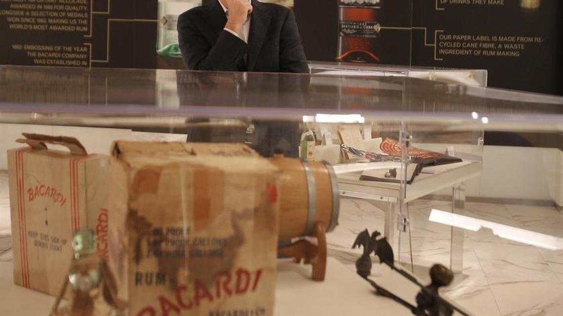 Frederick “Rick” Wilson III, vicepresidente de Bacardi-Martini, Inc., en el recibidor de las oficinas de Bacardí en Coral Gables.