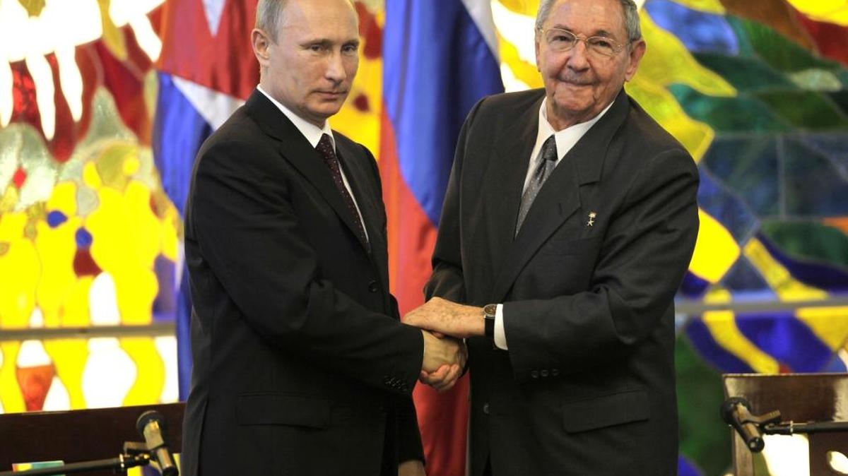 El gobernante cubano Raúl Castro (der.) y el presidente de Rusia, Vladimir Putin.