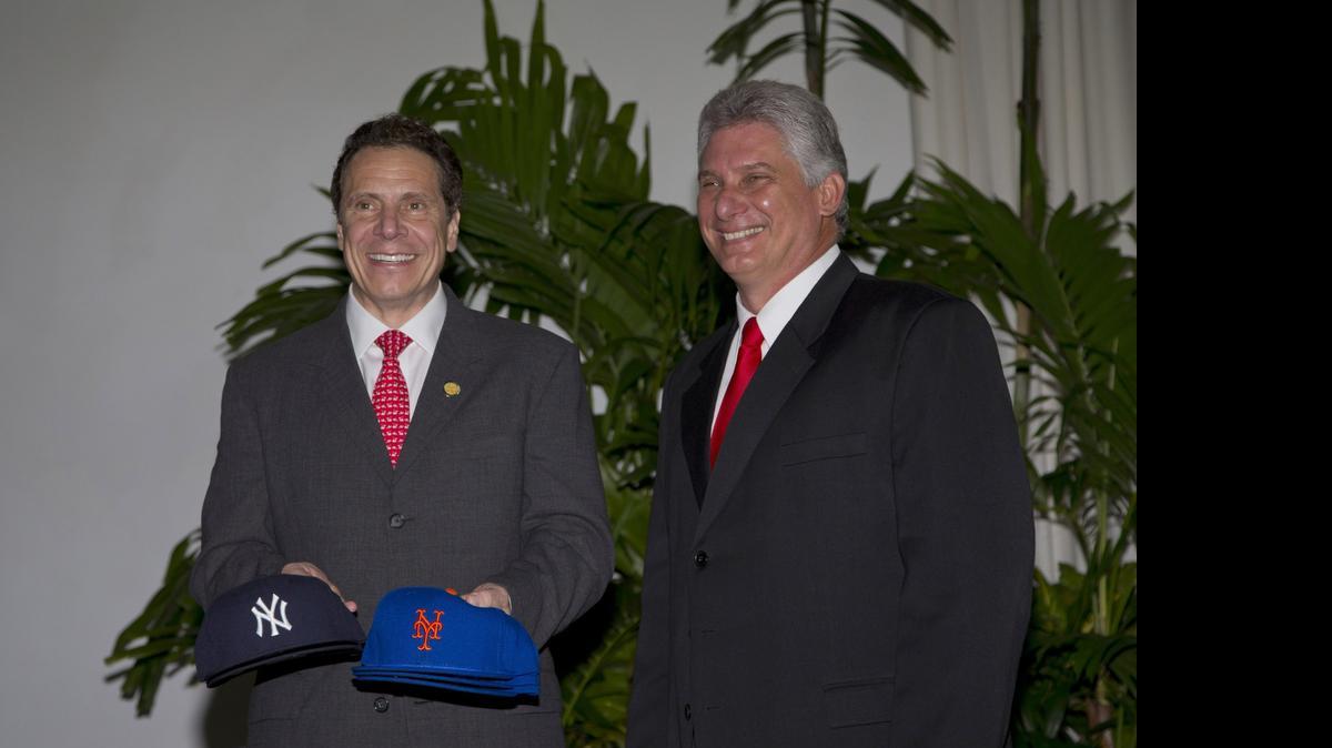 
El gobernador de Nueva York, Andrew Cuomo (izq.), es recibido el martes 21 por el vicegobernante cubano, Miguel Díaz-Canel, a quien le regaló una gorra de los Yanquis de Nueva York y con quien dialogó sobre varios temas.

