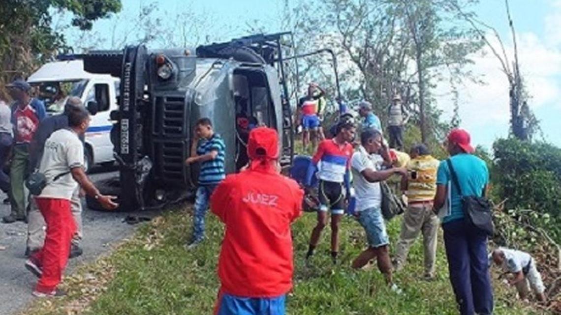 Un accidente automovilístico ocurrido el jueves 15 de febrero en una carretera de una zona montañosa en Santiago de Cuba, dejó un saldo de 20 personas heridas, entre ellas tres niños.