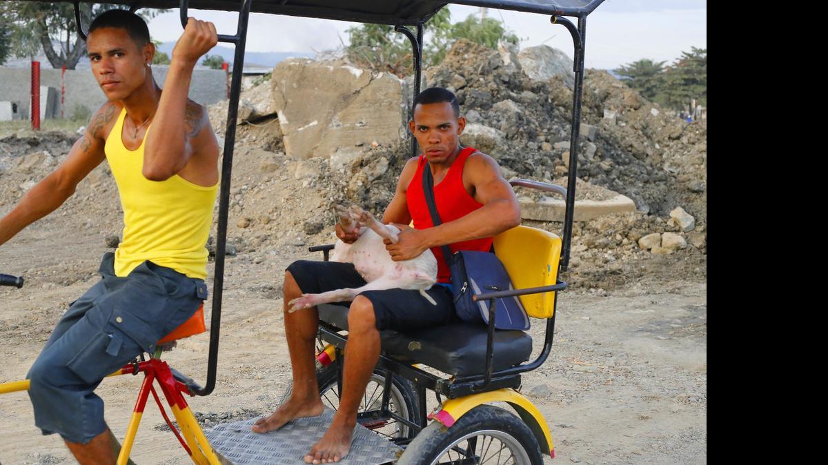 
En videos, tomados en los municipios de Santiago de Cuba, Palma Soriano y Palmarito de Cauto, destaca que cada vez más, los cubanos del oriente del país se atreven a expresar opiniones en público.


