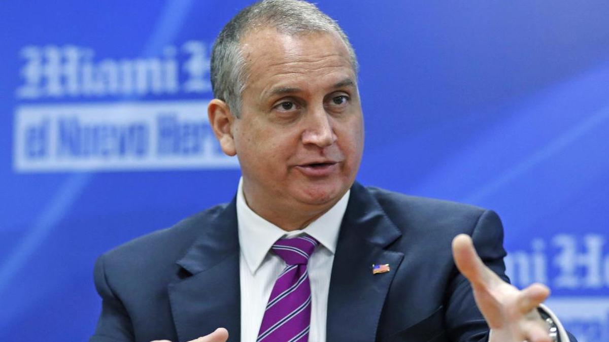 Mario Diaz-Balart habla con la junta editorial del Herald en una visita a la sede de los diarios miamenses el pasado 12 de octubre.