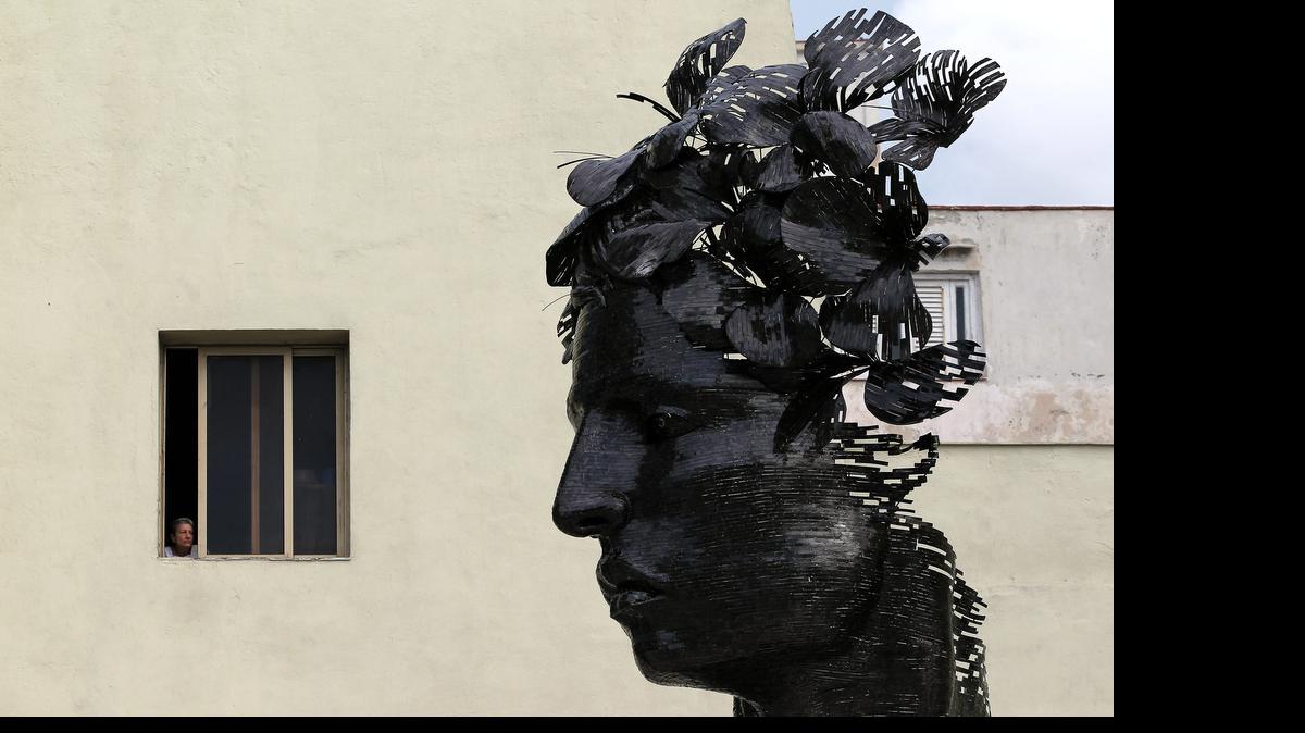 
Fotografía de la obra 'Primavera' del artista Rafael San Juan, expuesta en el Malecón, domingo 24 de mayo, donde ha sido inaugurada la exposición "Detrás del Muro" como parte de la XII Bienal de Arte de La Habana (Cuba).
