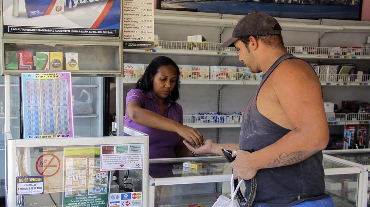 Un peso convertible equivale a un dólar o 24 pesos cubanos.