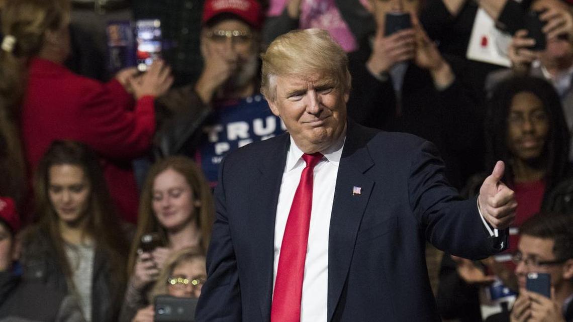 El presidente electo Donald Trump saluda a sus seguidores el jueves en Cincinnati, Ohio. Un ejecutivo de su compañía ha negado que el empresario haya tenido un interés reciente en abrir hoteles en Cuba.