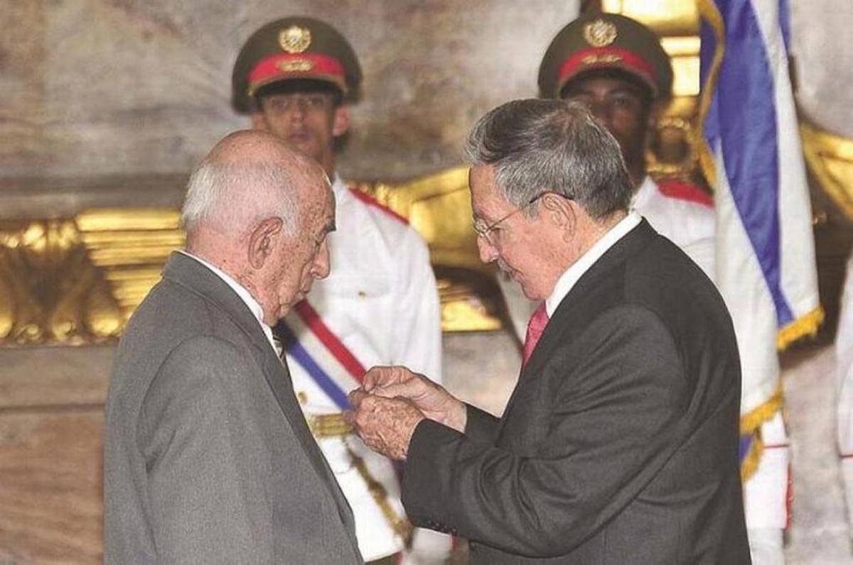 Raúl Castro otorga la medalla de “Héroe del trabajo” a José Ramón Machado Ventura, de 87 años. Machado Ventura ya no está en el Consejo de Estado.