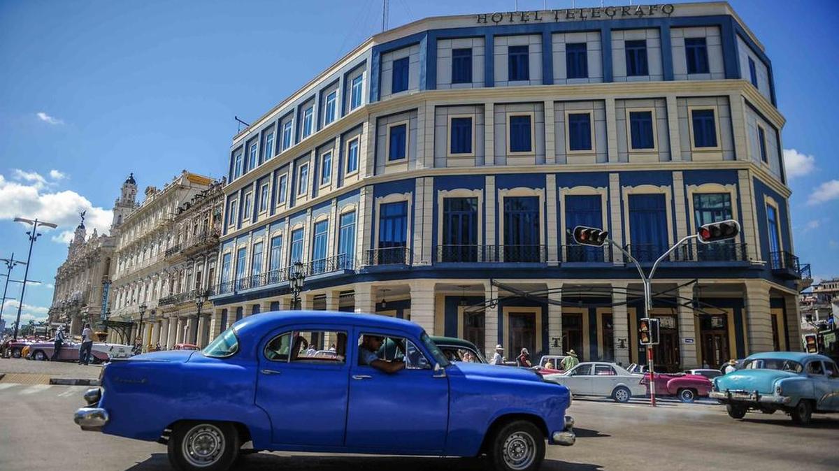 Un automóvil pasa por el Hotel Telegrafo en La Habana el 8 de noviembre de 2017.