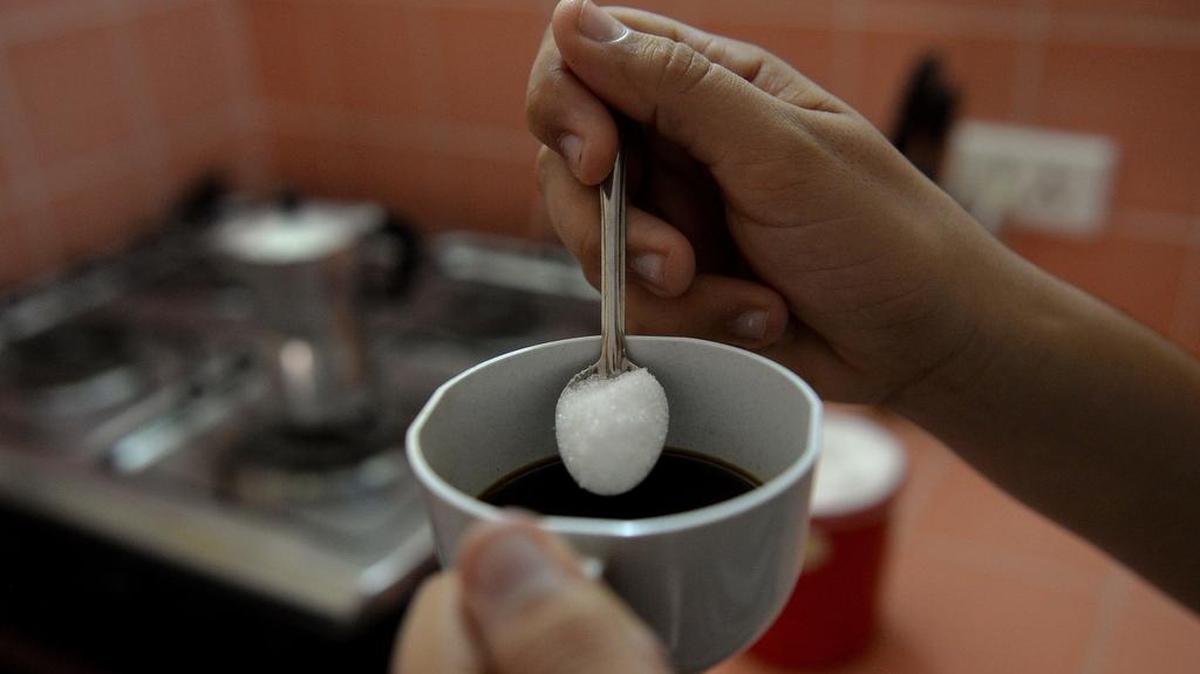 Una mujer pone el azúcar producido en Francia a su café en La Habana, el 9 de octubre de 2018.