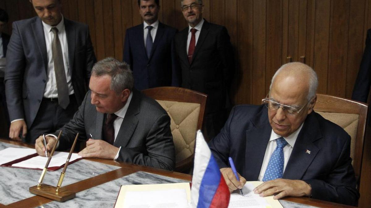 Los copresidentes de la comisión intergubernamental Cuba-Rusia, el vicepresidente cubano Ricardo Cabrisas Ruiz (d) y el vicepresidente de Rusia, Dmitry O. Rogozyn(i), firman diferentes acuerdos el jueves 8 de diciembre de 2016, al finalizar las conversaciones de la XVI Sesión Intergubernamental Cubano-Rusa para la colaboración económico-comercial y científico-técnica, realizada en La Habana (Cuba).