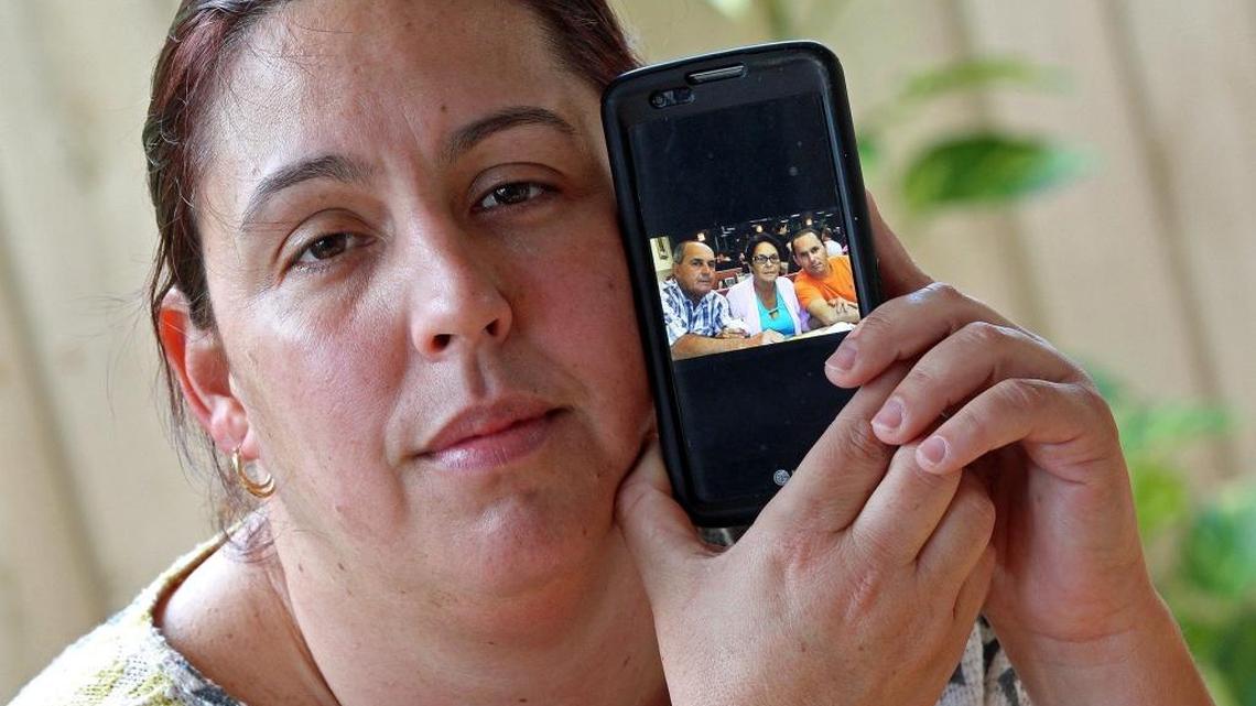 muestra una foto con sus padres Aquilino Caraballo y Georgina Hernández junto a Jorge Caraballo.