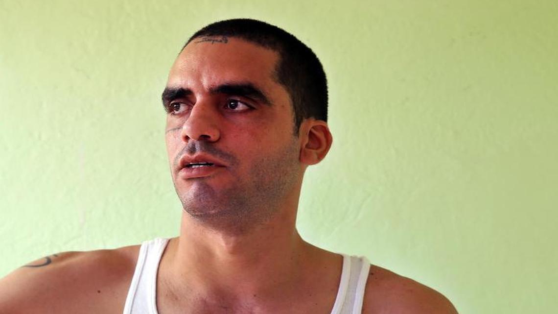 El grafitero disidente cubano Danilo Maldonado “El Sexto” posa el 21 de enero de 2016, en su casa en La Habana, Cuba.