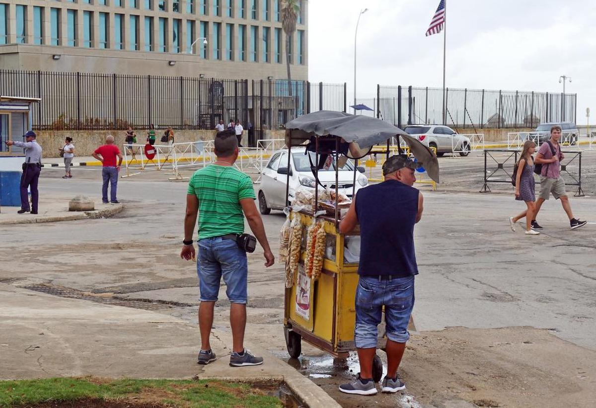 Lisandro Fornaris vende pasteles afuera de la Embajada de los Estados Unidos en La Habana, Cuba, el viernes por la tarde, 29 de septiembre de 2017.